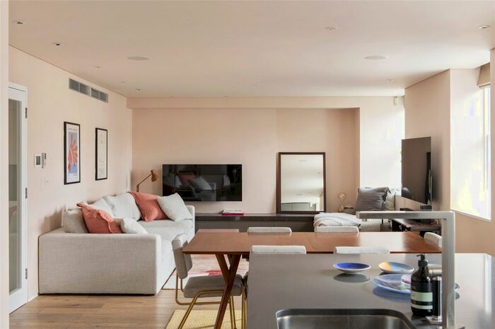 2 Bedroom Flat To Rent In St Stephens Gardens, Bayswater, London, W2