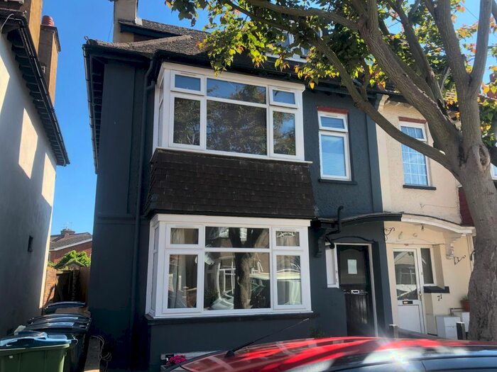 1 Bedroom Flat To Rent In Durban Road West, Watford, Hertfordshire, WD18