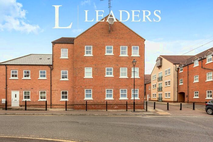 2 Bedroom Flat To Rent In Nymet Court, Aylesbury, HP19