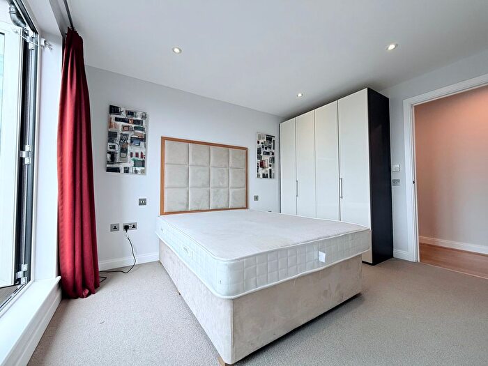 2 Bedroom Flat To Rent In Holden Avenue, London, N12