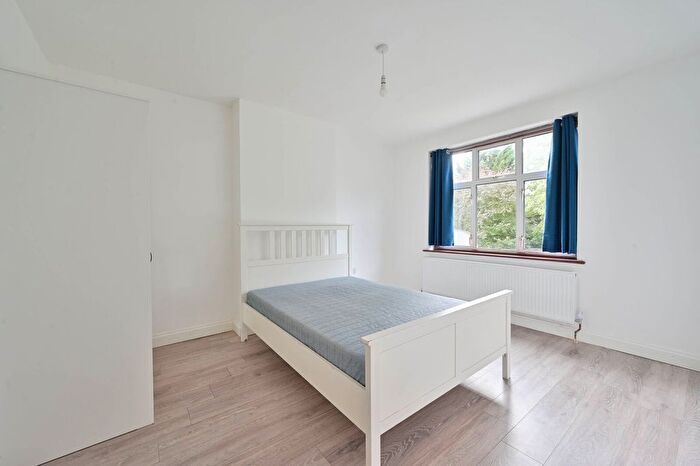 2 Bedroom Flat To Rent In Wandle Road, Morden, SM4
