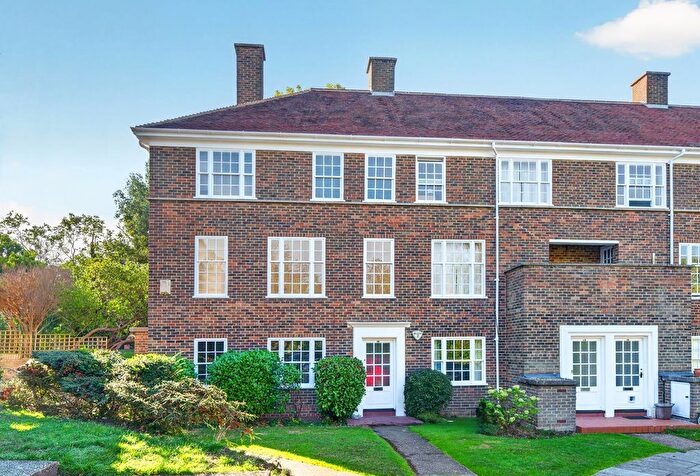 3 Bedroom Maisonette For Sale In College Road, Stonehills Court College Road, SE21