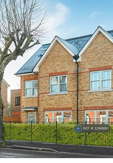 2 Bedroom Flat To Rent In Burlington Road, New Malden, KT3