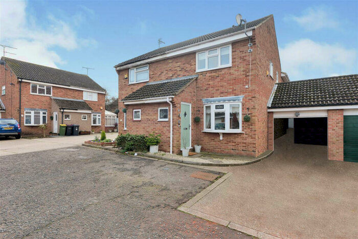 3 Bedroom Semi-Detached House To Rent In Hanningfield Close, Rayleigh, SS6