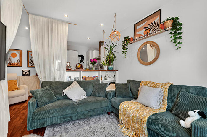 2 Bedroom Flat For Sale In Brockley Road, London, SE4