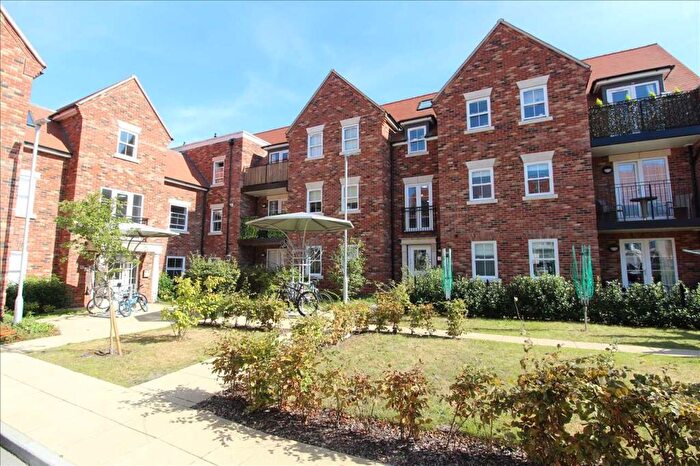 2 Bedroom Apartment To Rent In Albany Court, Leigh On Sea, SS9