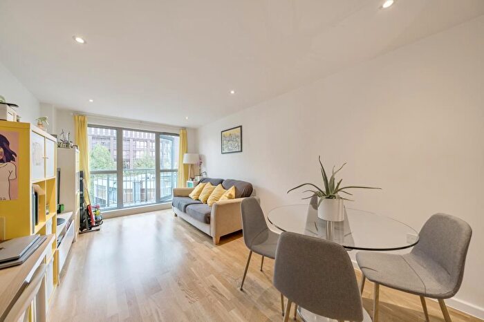2 Bedroom Flat For Sale In Woking, Surrey, GU21