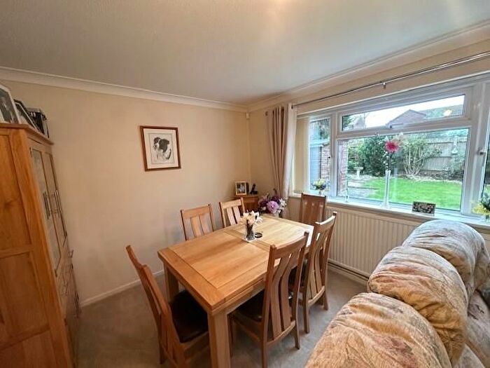 2 Bedroom Detached Bungalow To Rent In The Moors, Thatcham, RG19
