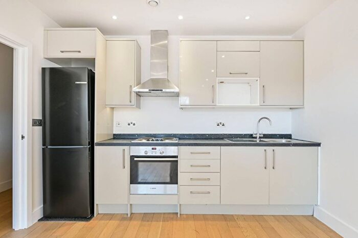 2 Bedroom Flat To Rent In Barnsbury Lane, Surbiton, KT5