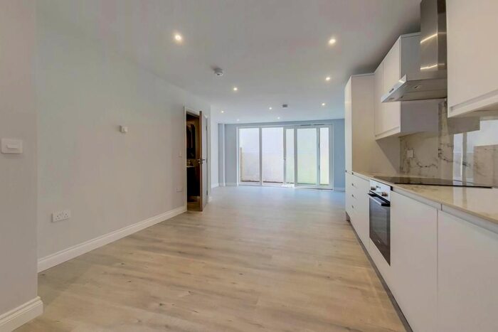 4 Bedroom Town House To Rent In Wells Walk, Forest Gate E7