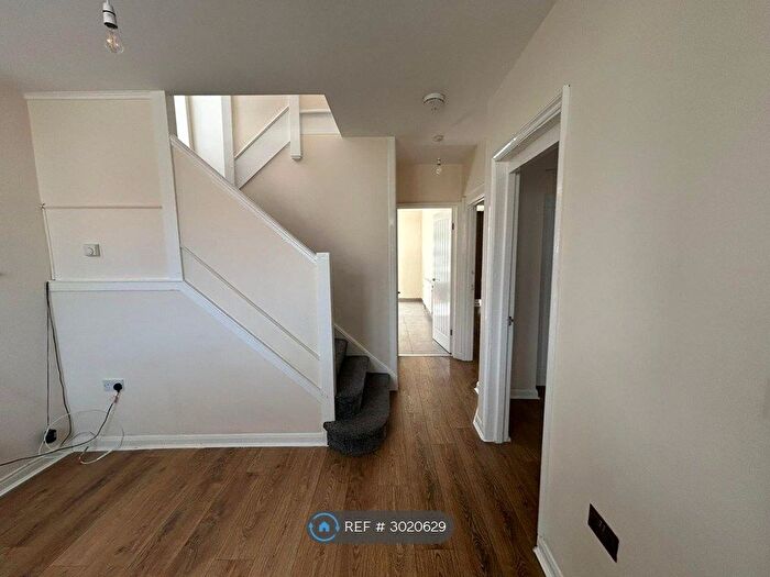 4 Bedroom Detached House To Rent In The Rise, Edgware, HA8