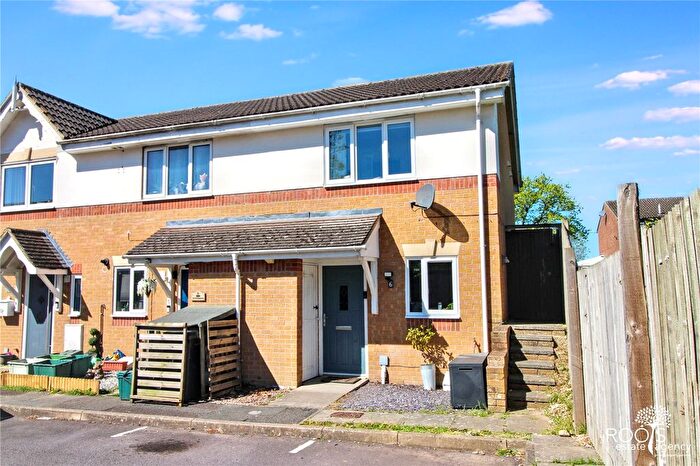2 Bedroom End Of Terrace House For Sale In Richmond Avenue, Thatcham, Berkshire, RG19