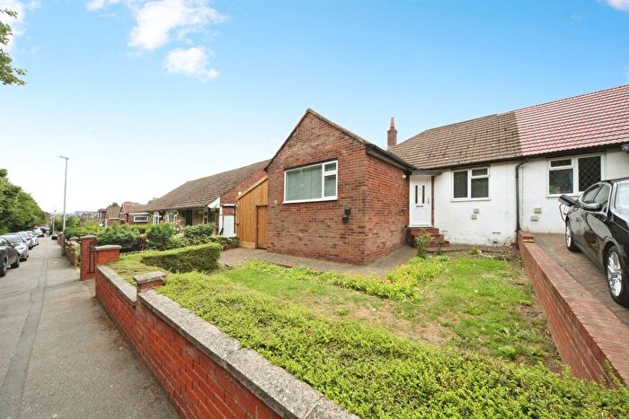 3 Bedroom Semi-Detached Bungalow For Sale In Saywell Road, Luton, LU2