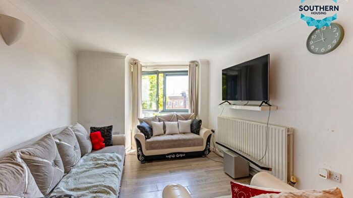 2 Bedroom Flat For Sale In Lewis Gardens, Hackney, London, N16