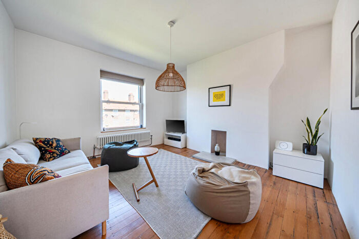 2 Bedroom Apartment For Sale In Lilford Road, London, SE5
