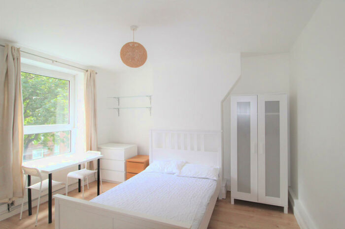 3 Bedroom Flat To Rent In East Street, Walworth, London, SE17