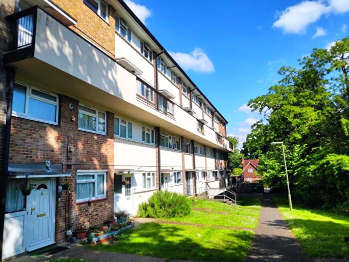 2 Bedroom Flat To Rent In Rutland Close, Redhill, RH1