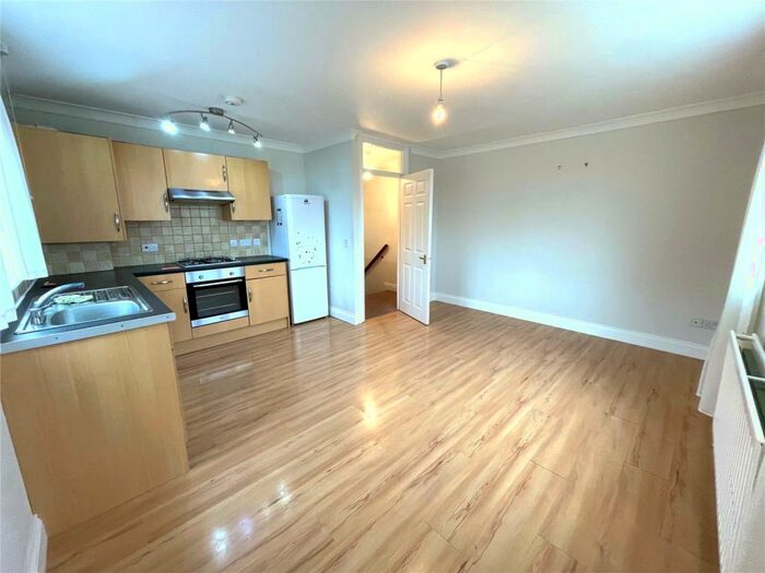 2 Bedroom Apartment To Rent In Beauchamp Road, West Molesey, KT8