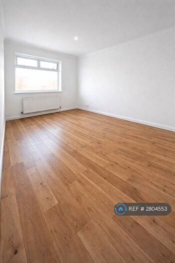 3 Bedroom Maisonette To Rent In Kings Court, London, E13
