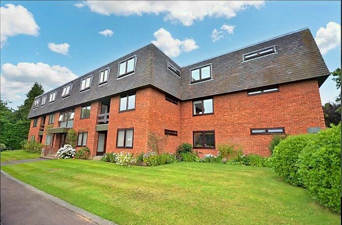 3 Bedroom Flat To Rent In Great Austins, Farnham, Surrey, GU9
