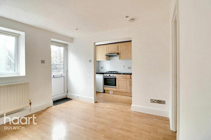 1 Bedroom Apartment For Sale In Underhill Road, East Dulwich, London, SE22