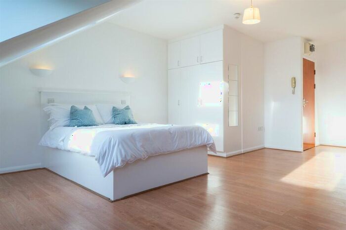 Studio To Rent In Battersea Park Road, Battersea, SW11