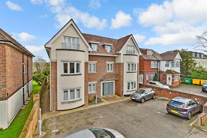1 Bedroom Flat For Sale In Ladbroke Road, Redhill, Surrey, RH1