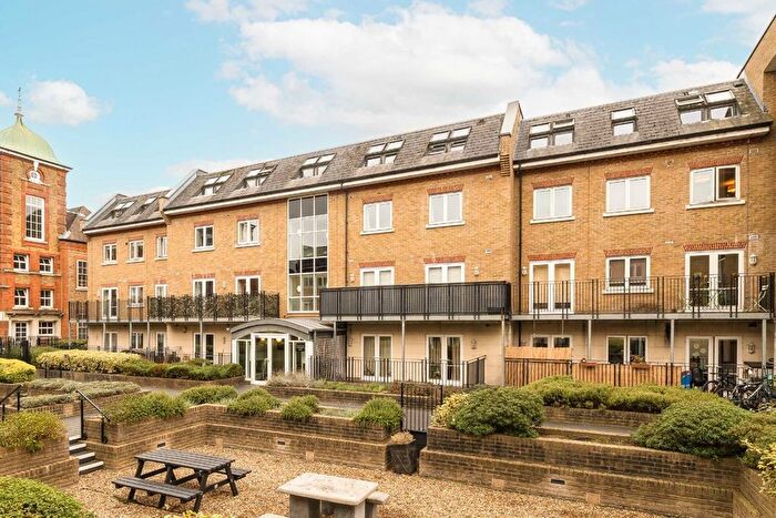 2 Bedroom Flat To Rent In Garratt Lane, Earlsfield, SW18