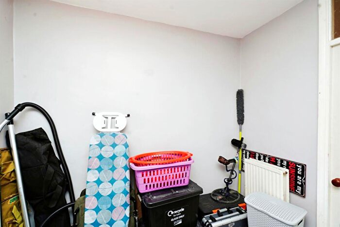 3 Bedroom End Of Terrace House For Sale In Castle Croft Road, Luton, LU1