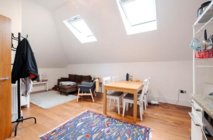 2 Bedroom Flat To Rent In Finsbury Park Road, London, N4