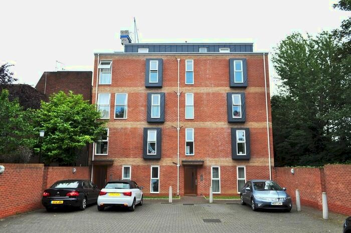 1 Bedroom Flat To Rent In Inwood Avenue, Hounslow, TW3