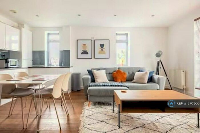 2 Bedroom Flat To Rent In Metro Building, London, E15