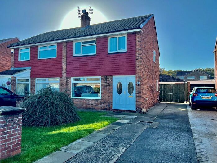 3 Bedroom Semi-Detached House For Sale In Draycott Close, Redcar, TS10