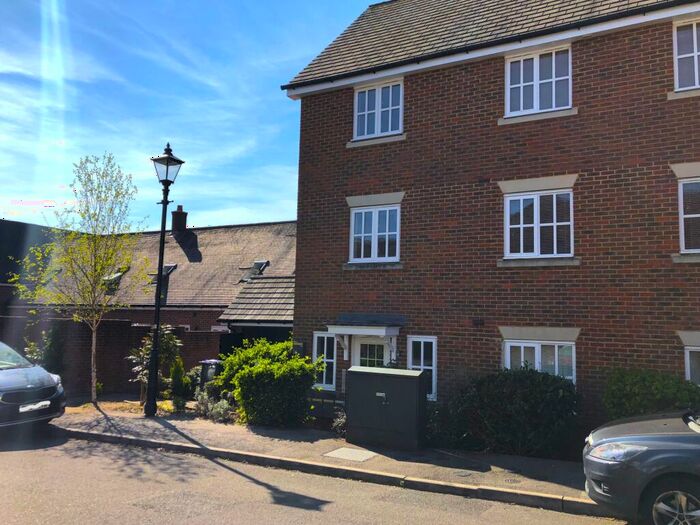 2 Bedroom Flat To Rent In Farriers Lea, Haywards Heath, RH16