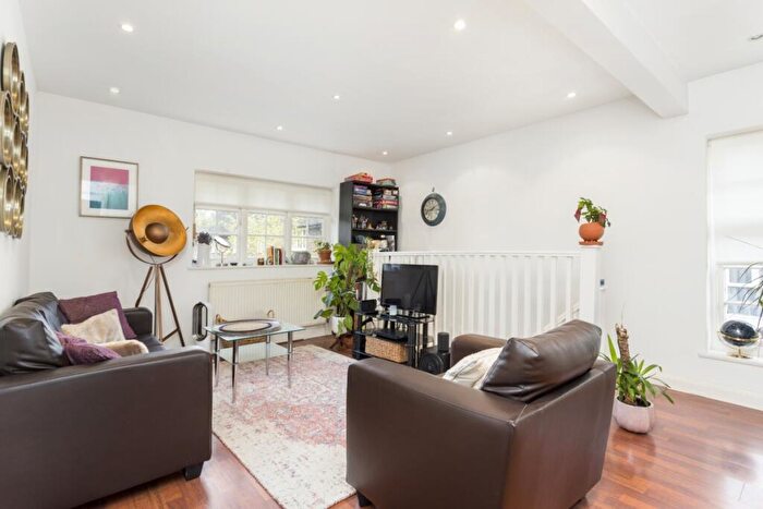 2 Bedroom Maisonette To Rent In Neale Close London, N2