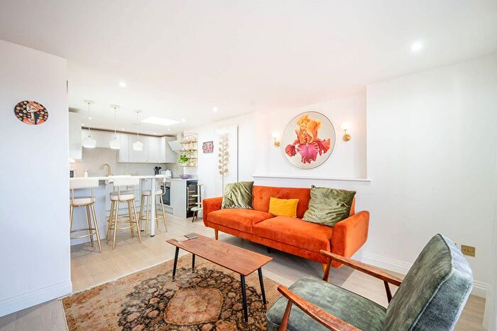 1 Bedroom Flat To Rent In St Lukes Road, Westbourne Park, London, W11