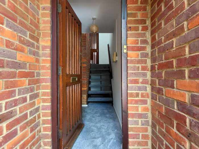 2 Bedroom Flat To Rent In Park Avenue, Watford, WD18