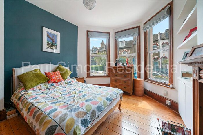 2 Bedroom Apartment For Sale In Umfreville Road, London, N4
