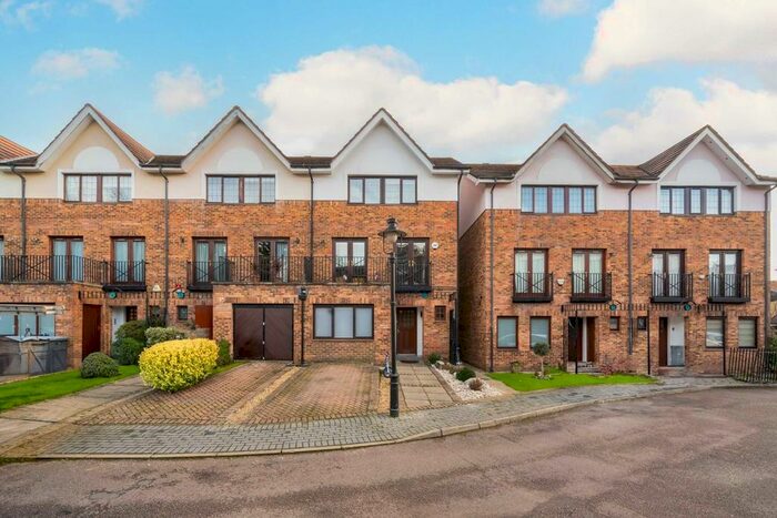 5 Bedroom Property To Rent In Hollyview Close, London, NW4