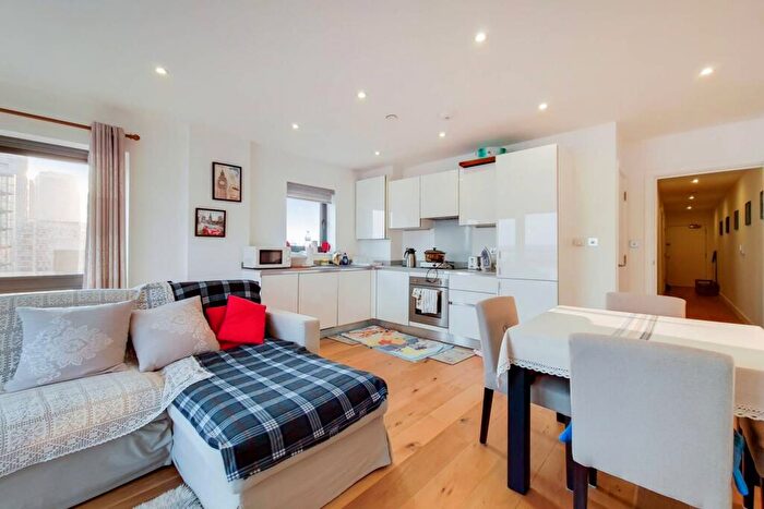 2 Bedroom Flat To Rent In Prime Meridian Walk, Canary Wharf, London, E14