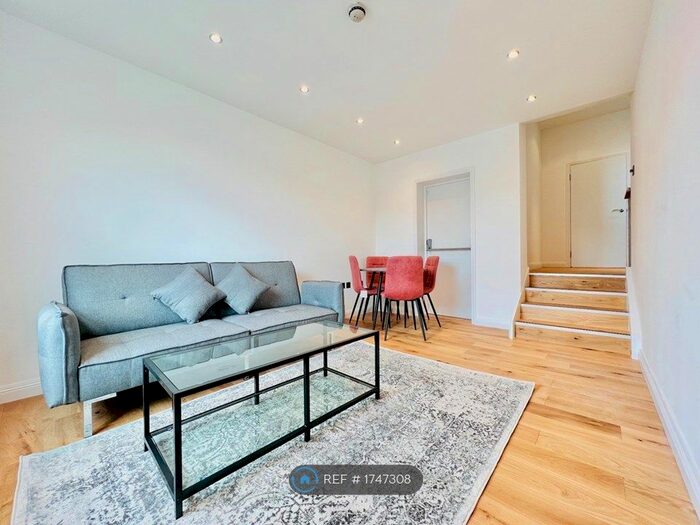 2 Bedroom Flat To Rent In St Johns Hill, London, SW11