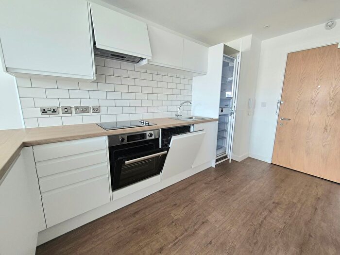 1 Bedroom Flat To Rent In Cow Green, Halifax, HX1