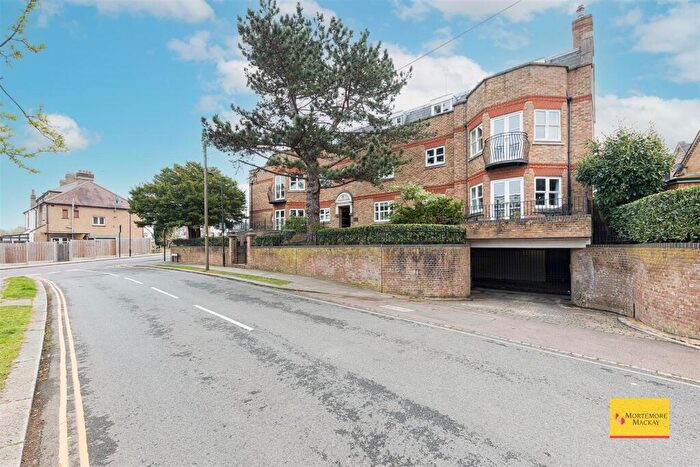 2 Bedroom Apartment For Sale In Paulin Drive, London, N21