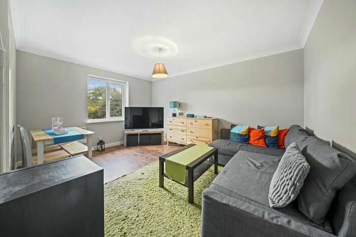 1 Bedroom Flat To Rent In Stirling Close, London, SW16