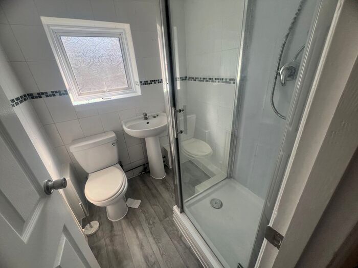 1 Bedroom Flat To Rent In Chigwell Road, London, E18