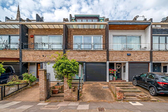 3 Bedroom Terraced House For Sale In Saunders Ness Road, London, E14