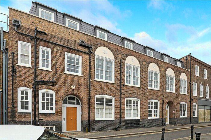 2 Bedroom Flat To Rent In Lancaster Road, London, SW19