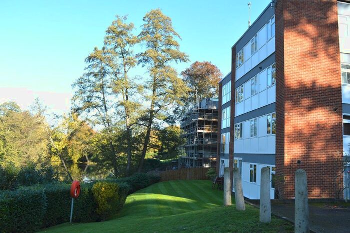 1 Bedroom Flat To Rent In Berkeley Court, Weybridge, KT13