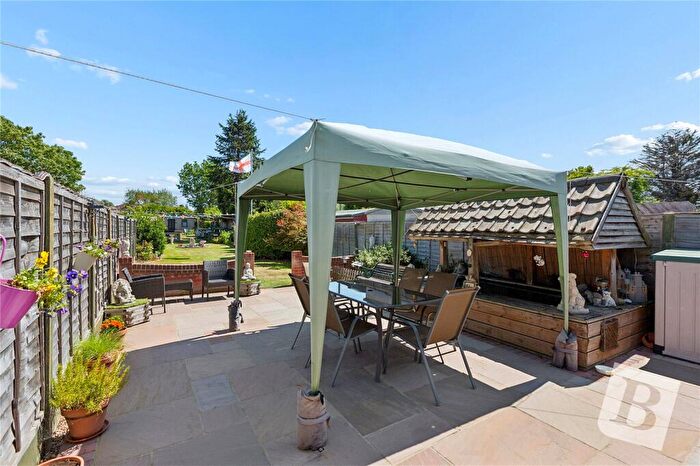 4 Bedroom Semi-Detached House For Sale In Blacksmiths Lane, Rainham, RM13