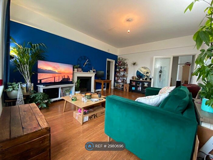 3 Bedroom Flat To Rent In Sylvan Road, London, SE19